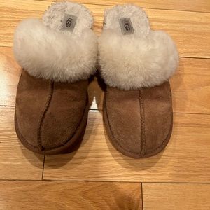 UGG Slippers Youth Size 5 Cozy Slip-on